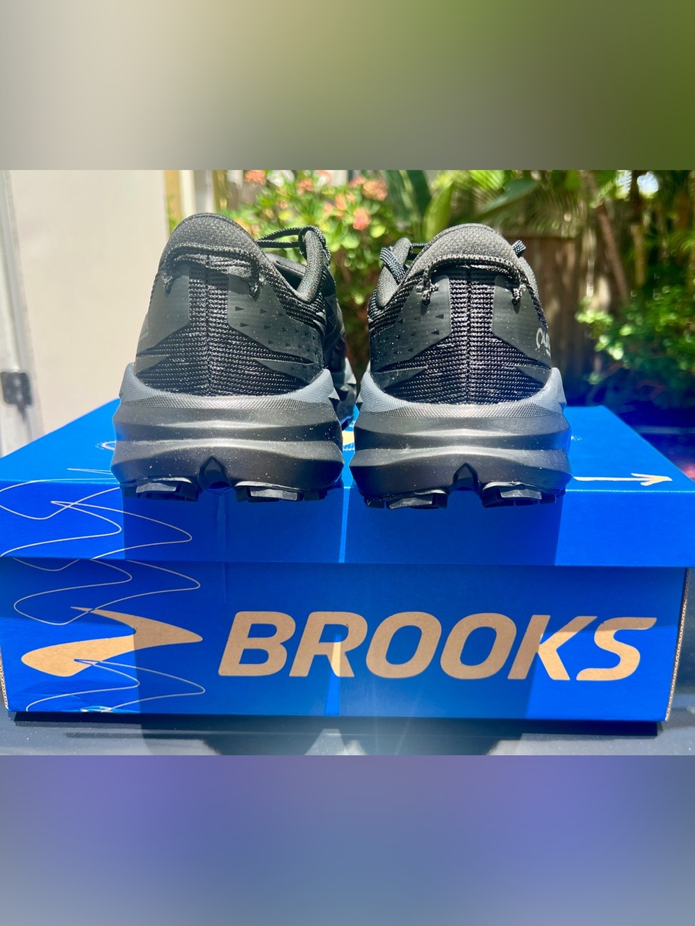 Brooks Men’s Black Athletic Trail Shoes. Never worn. - Picture 4 of 8